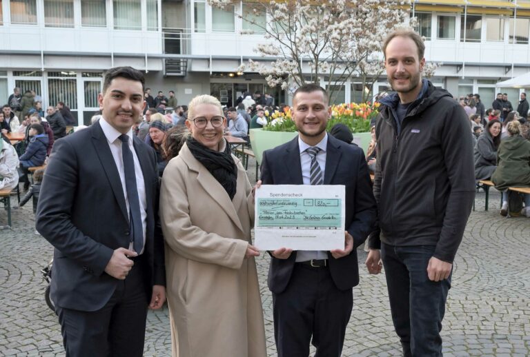 Spendenübergabe beim öffentlichen Fasten brechen
