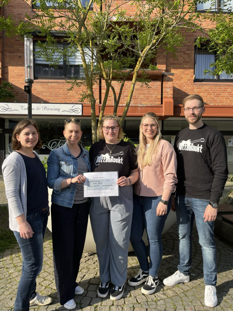 Übergabe der Spenden der Kräuteraktion an DettenRockt