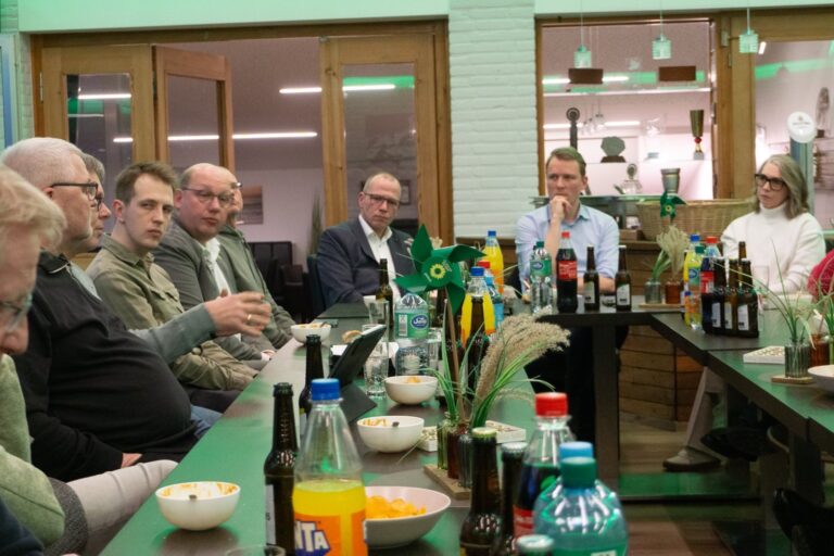 𝗦𝗽𝗼𝗿𝘁 𝘃𝗲𝗿𝗲𝗶𝗻𝘁 𝗘𝗺𝘀𝗱𝗲𝘁𝘁𝗲𝗻 – 𝗚𝗿𝘂̈𝗻𝗲 𝗶𝗺 𝗚𝗲𝘀𝗽𝗿𝗮̈𝗰𝗵 𝗺𝗶𝘁 𝗱𝗲𝗻 𝗩𝗲𝗿𝗲𝗶𝗻𝘀𝘃𝗲𝗿𝘁𝗿𝗲𝘁𝗲𝗿𝗻