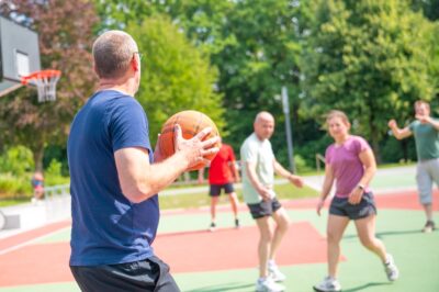 Die grünen Kandidierenden spielen Basketball auf dem Kulturhof Deitmar.