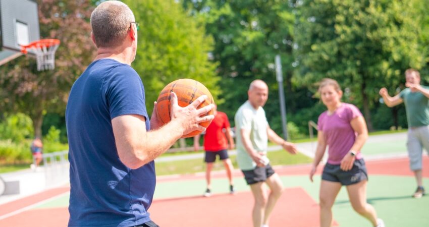Die grünen Kandidierenden spielen Basketball auf dem Kulturhof Deitmar.