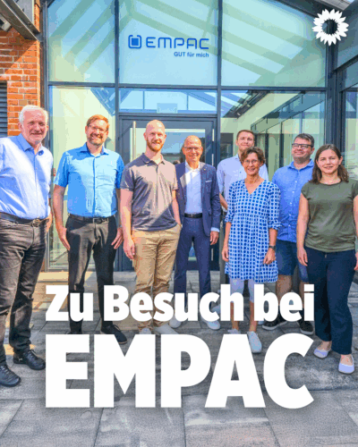 Eine Versammlung von Grünen besucht das EMPAC-Werk in Emsdetten.