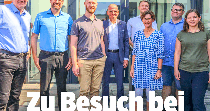 Eine Versammlung von Grünen besucht das EMPAC-Werk in Emsdetten.