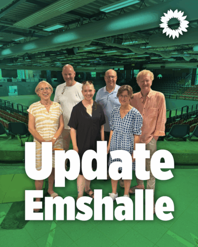 Eine Gruppe an Grünen besichtigt die Eishalle.